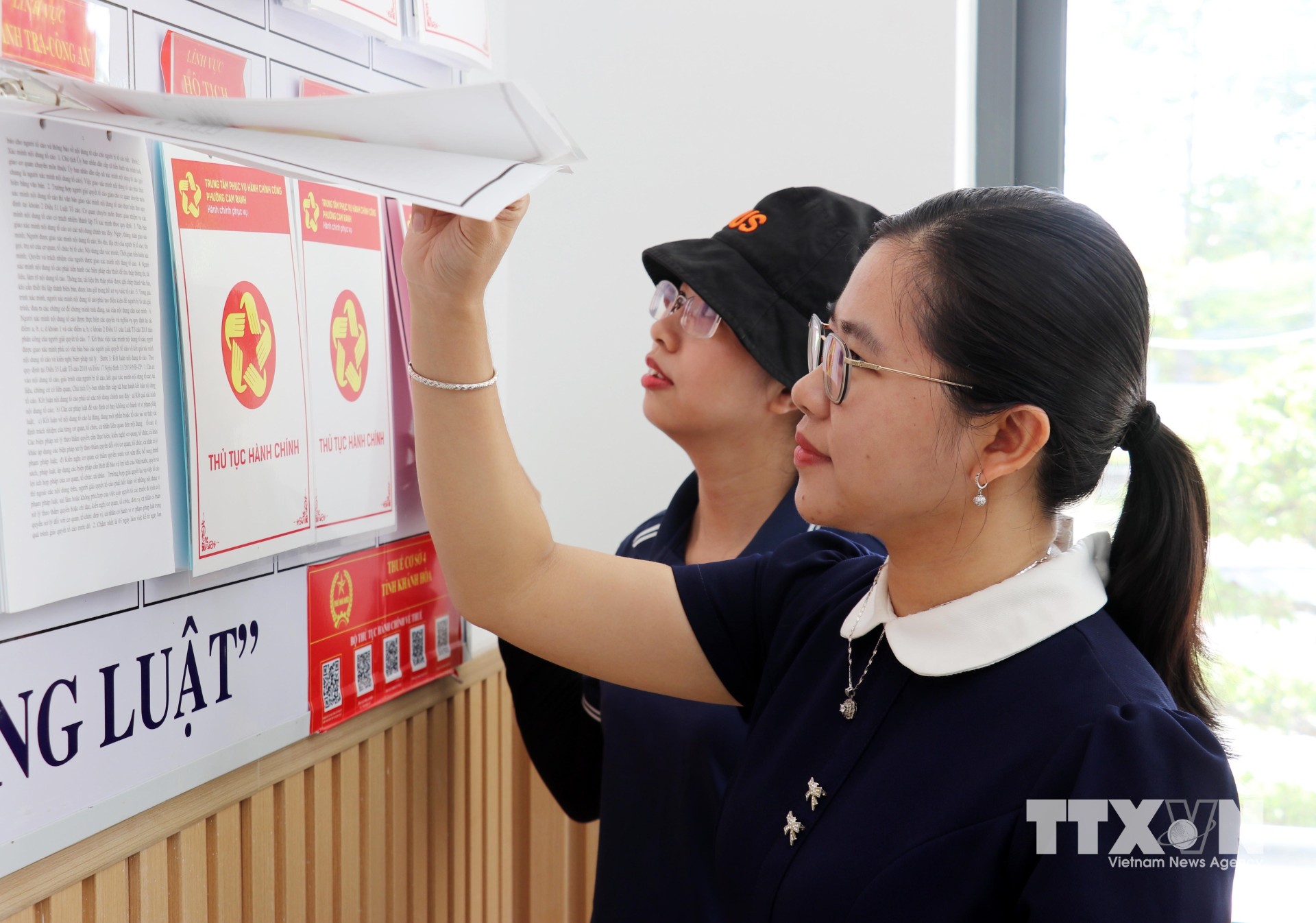 Người dân đến Trung tâm Phục vụ hành chính công phường Cam Ranh tìm hiểu các thủ tục hành chính được công khai tại trung tâm. (Ảnh: Công Thử/TTXVN)